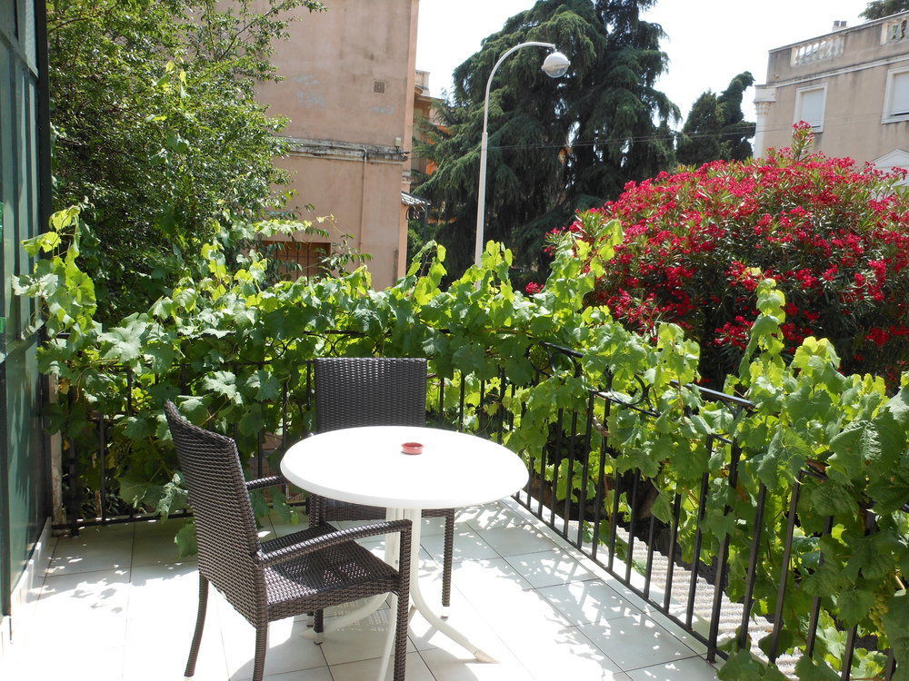 Hotel Villa Les Cygnes Nice Bagian luar foto
